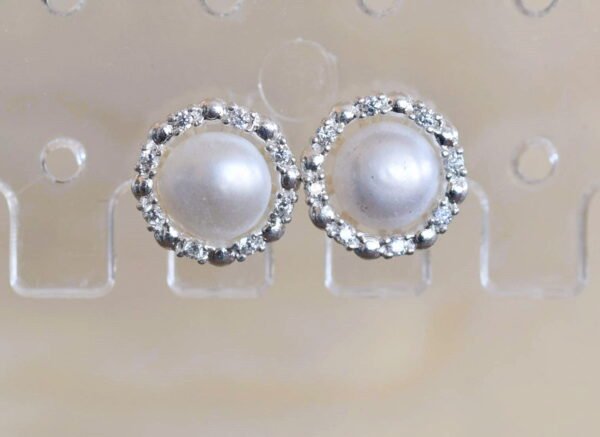Arete circular con perla incrustada