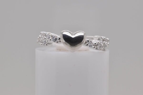 Anillo corazón en el centro