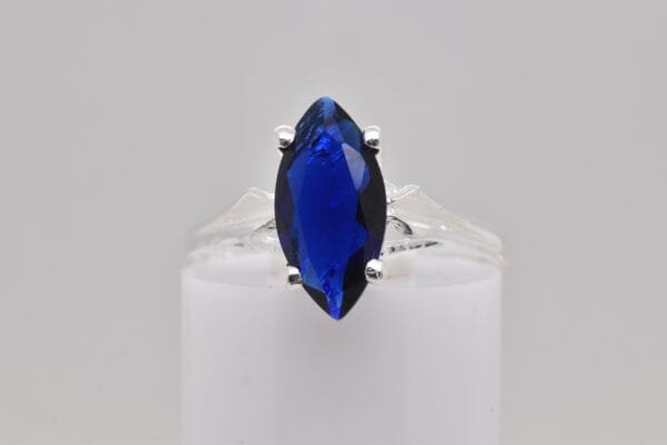 Anillo con piedra azul