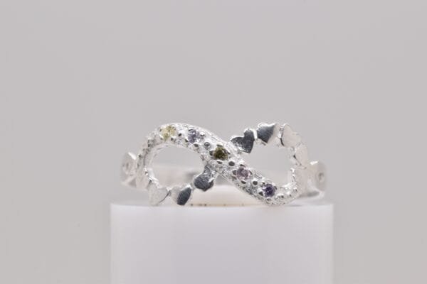 Anillo de infinito con corazones y piedras