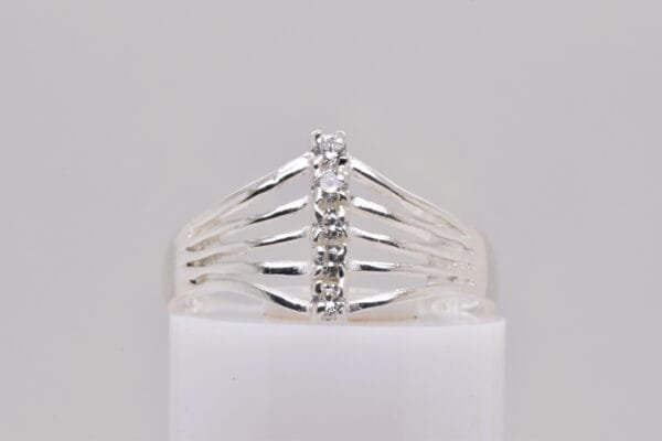 Anillo con línea 5 piedras